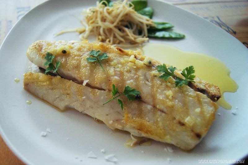 Corvina con mantequilla de apio, jengibre y pimienta verde