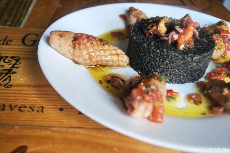 Calamares a la plancha con cuscús negro y vinagreta de tomate