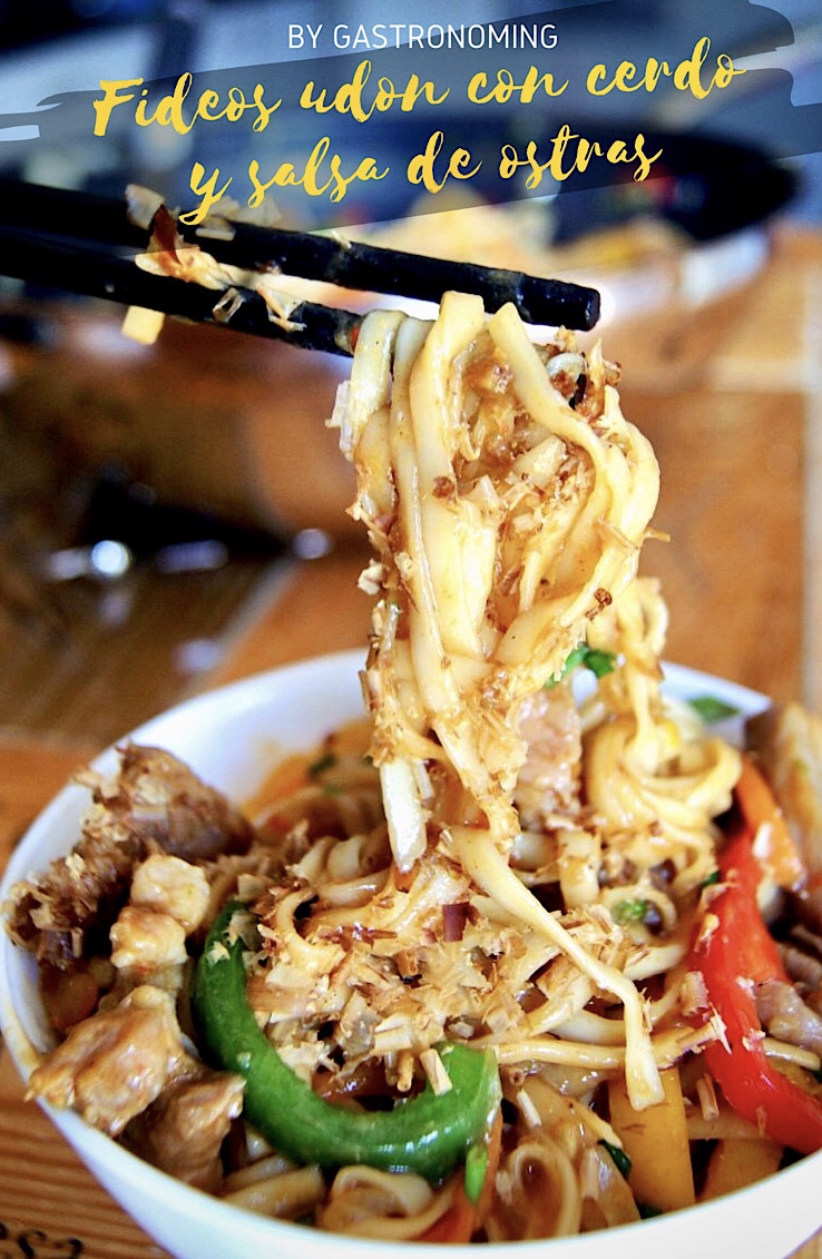 Fideos udon con cerdo y salsa de ostras