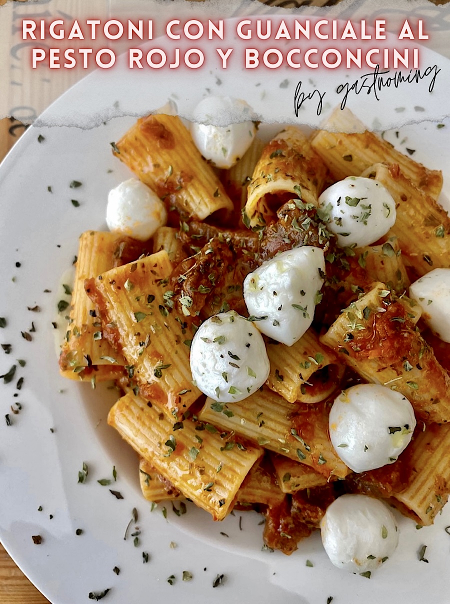 Rigatoni con guanciale al pesto rojo y bocconcini