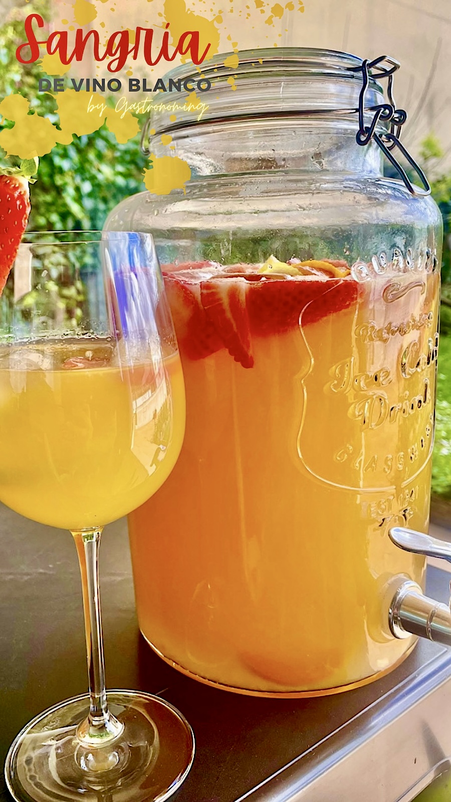 Sangría de vino blanco, refrescante bebida frutal, colorida y peligrosa