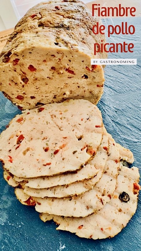 Fiambre de pollo picante. Casero, saludable y colorido
