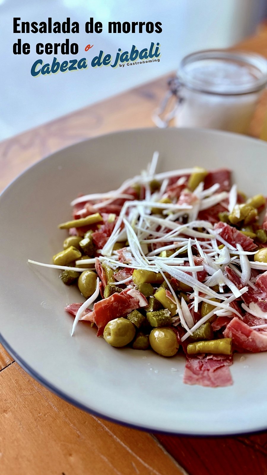 Ensalada de morros de cerdo o cabeza de jabalí, tradicional, simple y con carácter