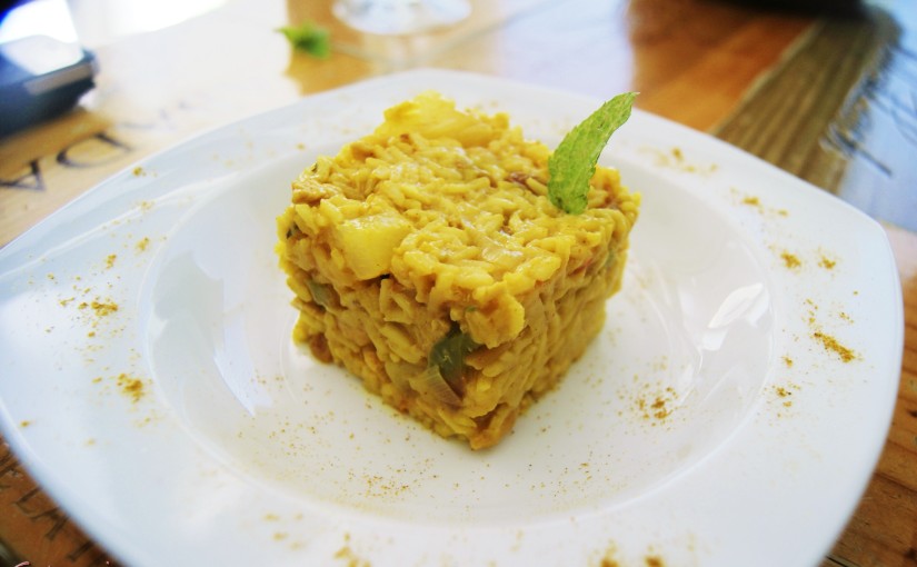 Arroz cremoso con pavo, frutas y curry