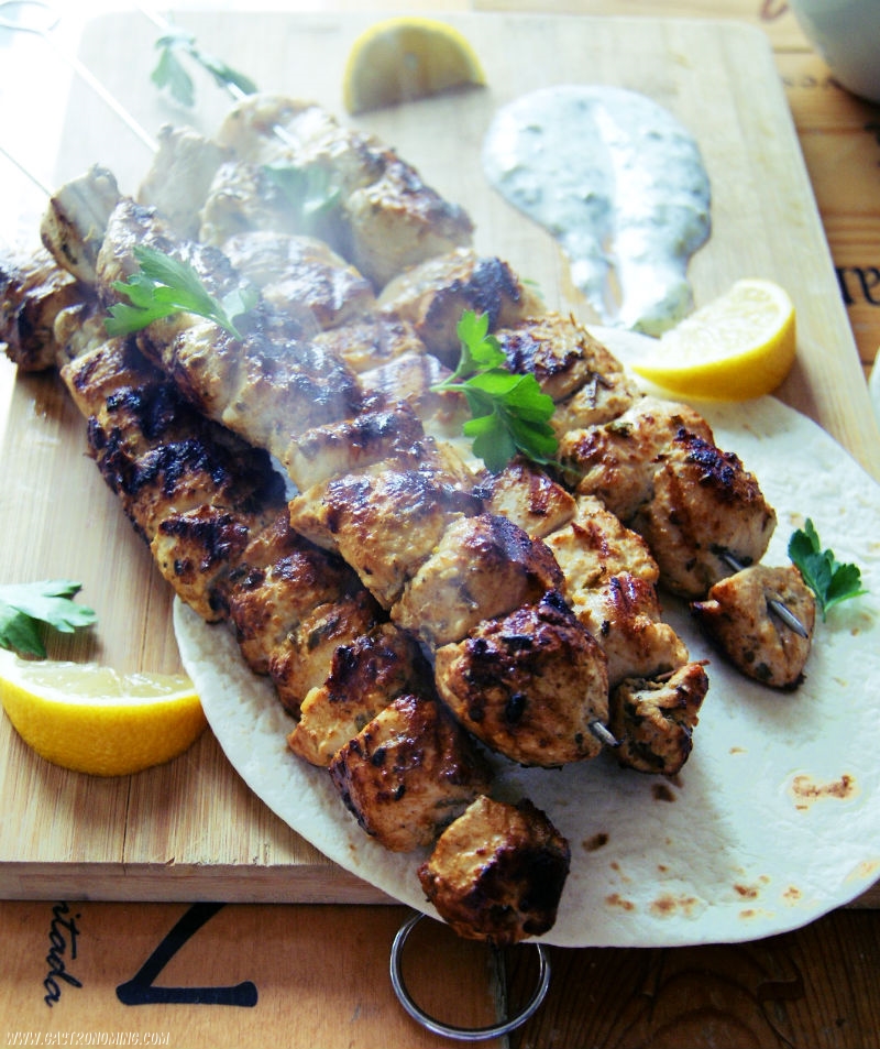 Souvlaki de pollo con tzatziki