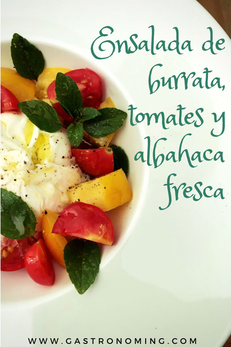 Ensalada de burrata, tomates y albahaca fresca