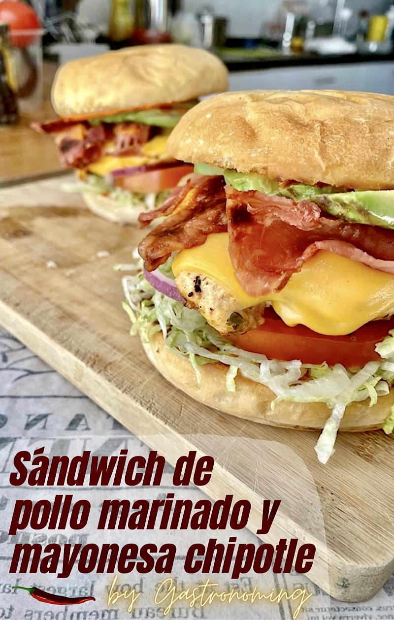 Sándwich de pollo marinado y mayonesa chipotle